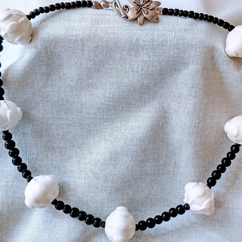 New monochromatic choker with glass  flower design and black seed beads